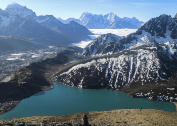 Trekking with a Guide vs. Solo Trekking in Nepal: Which is Best for You?